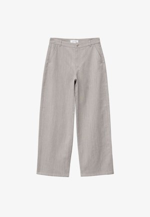 Pantalon gris clair à jambes larges avec poches avant, passants pour ceinture et fermeture à bouton à la taille.