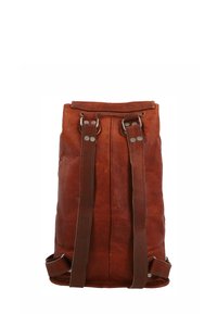 Mochila de cuero marrón con correas ajustables, presenta una superficie texturizada y detalles de herrajes metálicos. Diseño minimalista sin bolsillos visibles.