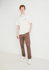 DOCKERS ORIGINAL SLIM - Chinos - coffee quartz