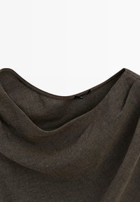 Bruine gebreide trui met een ronde hals en fijne geribde trim rond de halslijn, plat weergeven tegen een witte achtergrond.