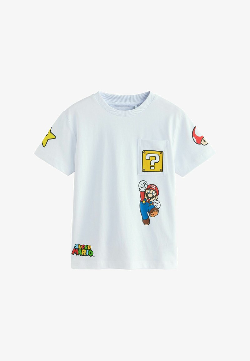 Camiseta blanca de algodón con gráficos de dibujos animados: Mario con overoles azules, una estrella amarilla en la manga izquierda y detalle de bolsillo con bloque de interrogación.