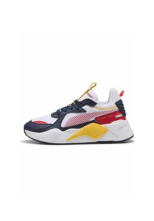 Scarpa da ginnastica bianca, blu navy, rossa e gialla con suola robusta, tomaia in mesh e chiusura con lacci, vista laterale su sfondo bianco.