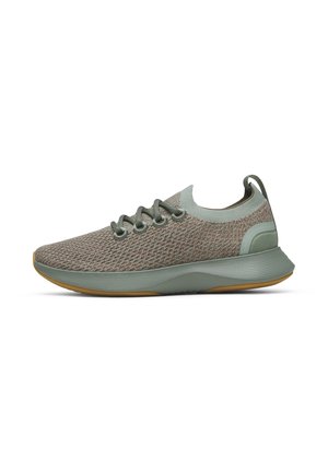 Hellgrüner, gestrickter Sneaker mit Schnürsenkeln vorne, Zuglasche an der Ferse und dicker Sohle mit brauner Gummilaufsohle.