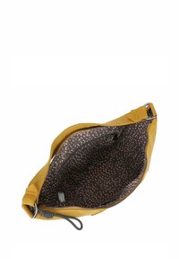 Geel suede handtas met ritsafsluiting, met een bruine binnenkant gevoerd met een roze stippenpatroon. Ronde vorm met een enkele schouderriem.