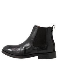 Černé kožené Chelsea boty s elastickými bočními panely, zaoblenou špičkou a texturovaným povrchem. Disponují plochou podrážkou a poutkem na patě.