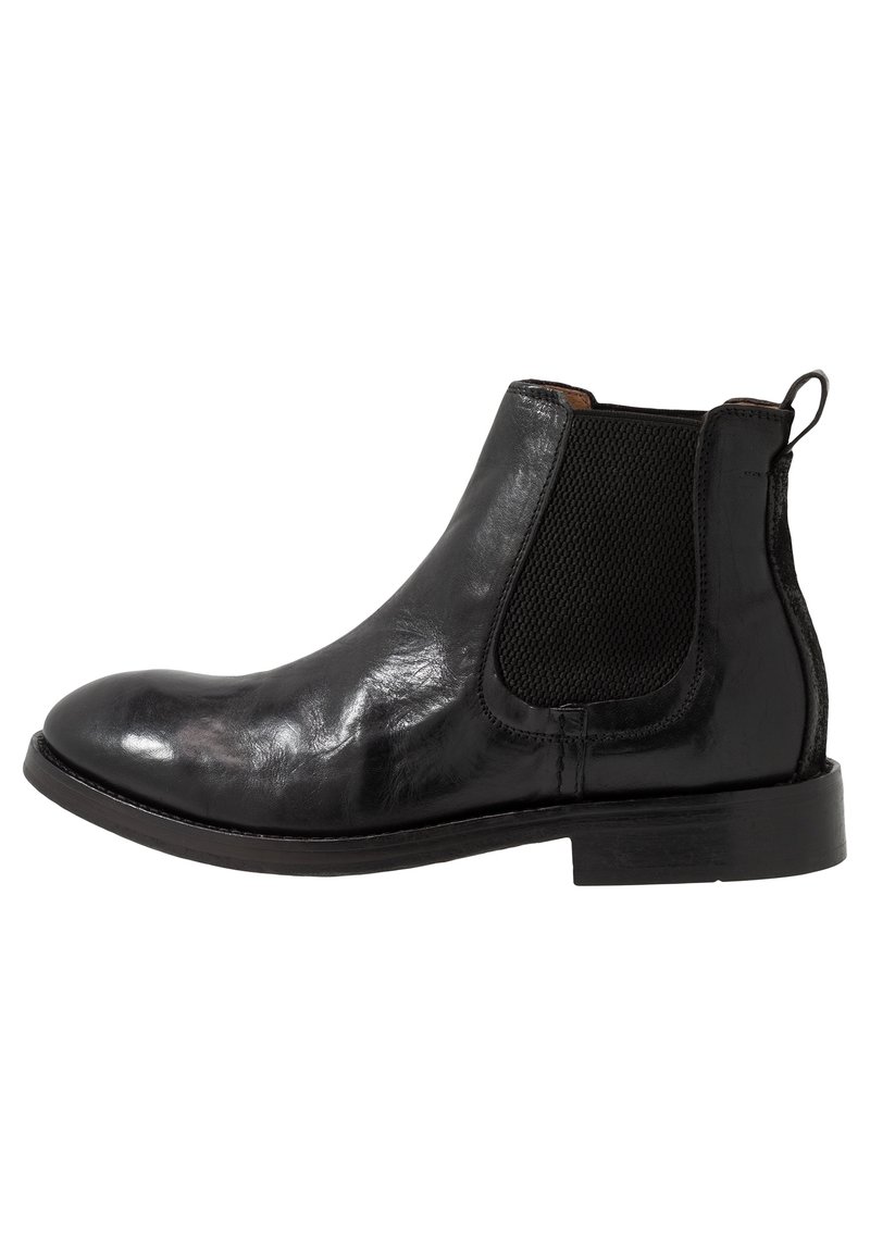 Černé kožené Chelsea boty s elastickými bočními panely, zaoblenou špičkou a texturovaným povrchem. Disponují plochou podrážkou a poutkem na patě.