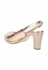 Zapato de tacón alto en tono oro rosa metálico, con puntera redondeada, abertura frontal y tacón ancho. Textura suave; mínimo detalle en metal.
