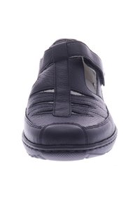 Zwarte leren instapschoen met een gebogen neus, horizontale uitsparingen en een klittenbandsluiting bovenop. Textuur aan de oppervlak en een gevoerde zool.