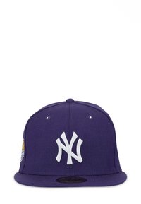 Lila Baseballmütze aus Stoff mit einer stabilen Krone. Mit einem weißen gestickten NY-Logo auf der Vorderseite und einem flachen Schirm.