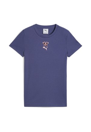Fioletowa t-shirt z prążkowanym wzorem i okrągłym dekoltem. Posiada różowy haftowany motyl oraz logo Puma na piersi. Miękka tekstura materiału.
