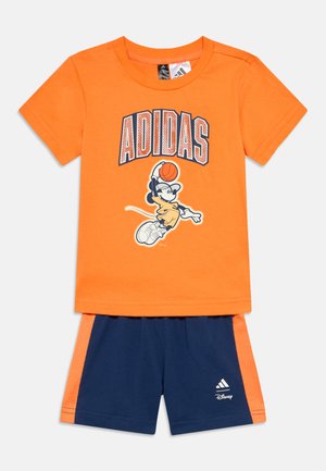 DISNEY MICKEY MOUSE UNISEX SET - Shorts - pure orange/off white