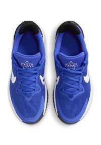 Blaue Sportschuhe mit atmungsaktivem Mesh-Obermaterial, strukturiertem Oberflächen, weißen Logo-Akzenten und schwarzer Gummisohle. Verfügt über Schnürung und gepolsterten Kragen.