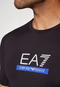 EA7 Emporio Armani VIGOR7 TEE BIG LOGO - Camiseta deportiva - black bean