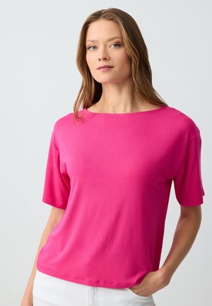 Roze T-shirt met korte mouwen en een ronde halslijn, gemaakt van een gladde stof; heeft een relaxte pasvorm en subtiele stiksels.