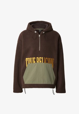 Hnědá fleecová mikina s kapucí a zipem u límce, s kontrastní zelenou kapsou a žlutým nápisem "TRUE RELIGION". Součástí je kapuce se stahovací šňůrkou.