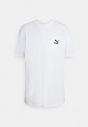 Hvid T-shirt med korte ærmer og brystlomme med sort Puma-logo på ensartet lys baggrund.