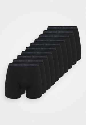 Sorte boxershorts i en række, lavet af glat stof. Hver har en sort elastik med teksten "JBS Underwear". Pakke med tolv.