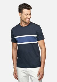 Camiseta de manga corta azul marino con una franja horizontal blanca y azul oscuro en el pecho, hecha de algodón con una textura suave.