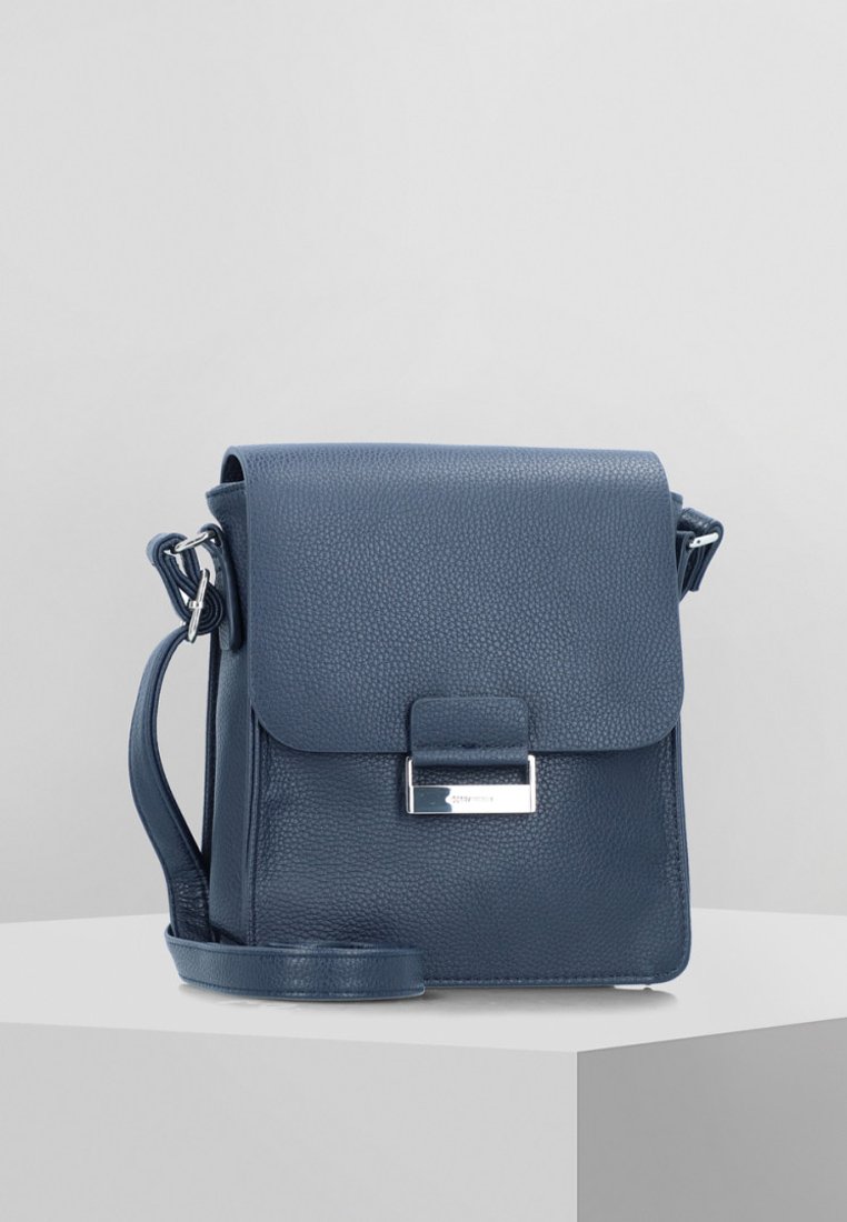 Dunkelblaue Leder-Crossbody-Tasche mit strukturiertem Finish, Klappenverschluss, Metallbeschlägen und verstellbarem Trageriemen. Kompakte rechteckige Form.
