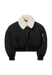 Czarna, krótka bomberka z białym kołnierzem z owczej skóry, z przodem na zamek błyskawiczny, podwójnymi bocznymi kieszeniami i kieszenią na zamek błyskawiczny na lewym rękawie.