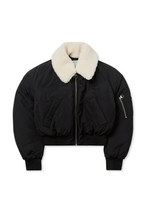Giacca bomber nera cropped con colletto in shearling bianco, zip frontale, doppie tasche laterali e tasca con zip sulla manica sinistra.