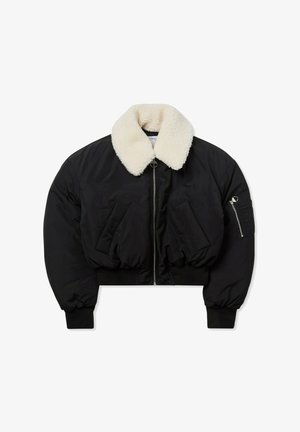 Czarna, krótka bomberka z białym kołnierzem z owczej skóry, z przodem na zamek błyskawiczny, podwójnymi bocznymi kieszeniami i kieszenią na zamek błyskawiczny na lewym rękawie.