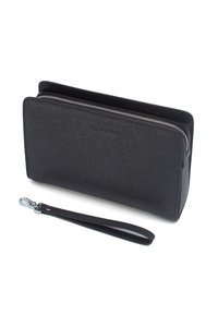 Portafogli zippered nero realizzato in materiale sintetico testurizzato, dotato di un cinturino da polso rimovibile e di un logo impresso sulla parte anteriore.