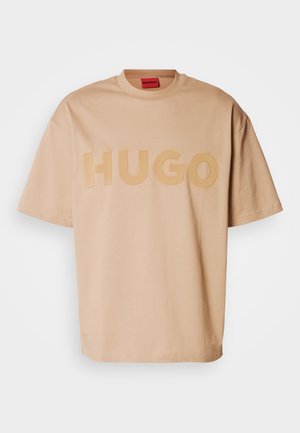 Persiku krāsas pārspīlēts T-krekls, izgatavots no mīksta kokvilnas, ar izliekto "HUGO" logotipu centrā. Īsām piedurknēm un apaļu kakla izgriezumu.