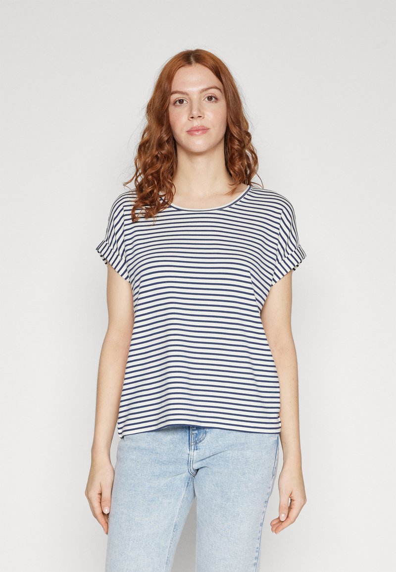 Gestreiftes Kurzarm-T-Shirt in Marineblau und Weiß; runder Ausschnitt; weiches Material; lockere Passform; kombiniert mit hellblauen Jeans.