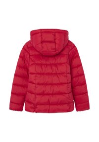Červená puffa bunda s kapucňou, so zloženou textúrou a horizontálnym šitím. Dizajn je ľahký a zateplený pre pohodlie.