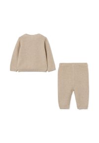 Ensemble en tricot beige composé d'un pull à manches longues et d'un pantalon assorti. Le pull a un col rond et des poignets côtelés, le pantalon possède une taille élastique.