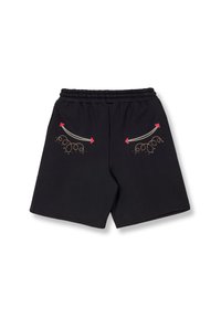 Zwarte katoenen short met een elastische tailleband, voorzien van decoratieve borduursels op de achterzakken in gouden en rode pijlontwerpen.