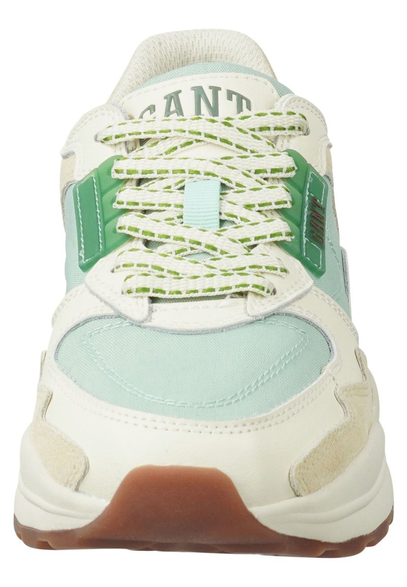 Trainer in Weiß, Hellgrün und blauen Materialien. Verfügt über Mesh- und Wildledertexturen, kontrastierende Schnürsenkel und eine Gummisohle mit Grip-Details.