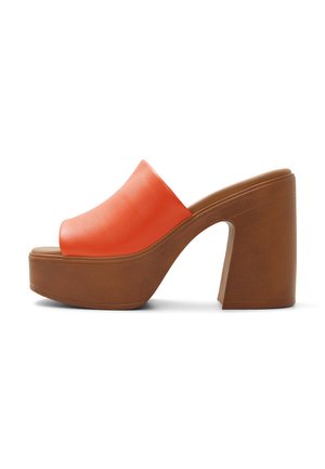 Dames plateau muilezel sandaal met oranje leren bovenwerk en een stevige bruine hoge hak, open teen, instapmodel, zijaanzicht op witte achtergrond.