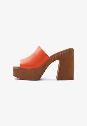 Dames plateau muilezel sandaal met oranje leren bovenwerk en een stevige bruine hoge hak, open teen, instapmodel, zijaanzicht op witte achtergrond.
