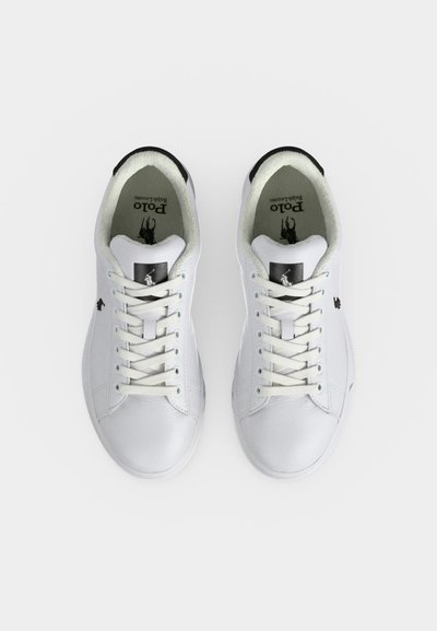Ζευγάρι λευκά δερμάτινα sneakers Polo Ralph Lauren με κορδόνια, μαύρο λογότυπο στο πλάι και επενδεδυμένο εσωτερικό, από πάνω.