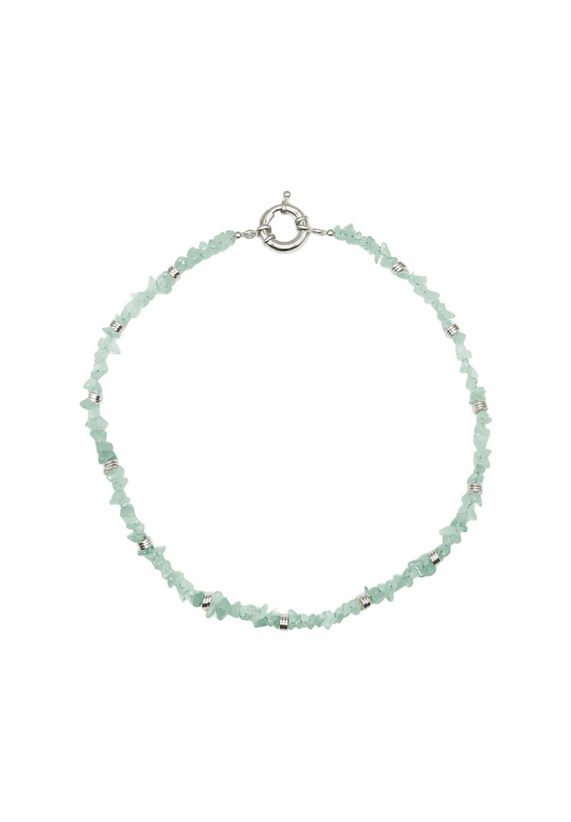 Collana di gemme cristalline color acquamarina con forme irregolari, intervallata da piccoli accenti in metallo argentato e un gancio circolare.