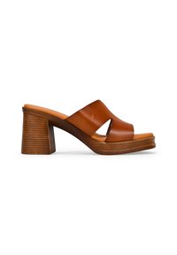 Sandalia deslizante de cuero marrón con una amplia correa y un diseño recortado. Presenta un tacón grueso y texturizado y una suela plana.