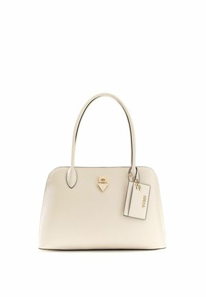 Borsa a tracolla in pelle color crema con doppi manici, emblema di chiusura in tono oro e etichetta del marchio attaccata con piccolo ciondolo a forma di chiave.