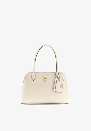 Borsa a tracolla in pelle color crema con doppi manici, emblema di chiusura in tono oro e etichetta del marchio attaccata con piccolo ciondolo a forma di chiave.