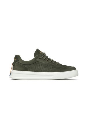 Sneaker low-top in suede verde oliva con lati perforati, suola bianca, chiusura frontale con lacci e tirante sul tallone.