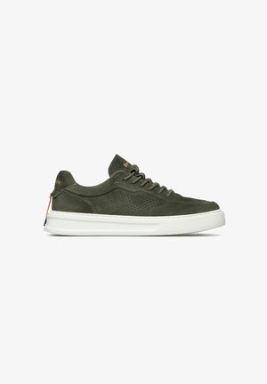 Sneaker low-top in suede verde oliva con lati perforati, suola bianca, chiusura frontale con lacci e tirante sul tallone.