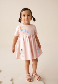 Svetlo roza kratek rokav obleka z naborkom v pasu, z vezenimi motivi vil in cvetlic. Mehki bombažni material, sproščen kroj.