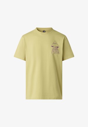 Camiseta de manga corta color verde oliva claro con logotipo morado en forma de montaña y texto "The North Face" en el pecho izquierdo.