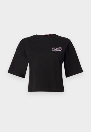 Tricou negru scurtat cu mâneci scurte largi și un mic desen cu o floare mov și text cursiv pe pieptul stâng.