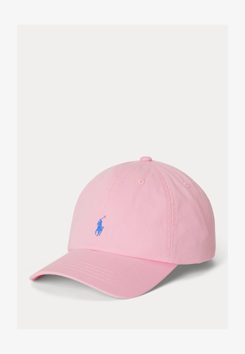 Gorra de béisbol rosa claro con visera curva que presenta un pequeño logotipo de jugador de polo bordado en azul en el centro frontal.