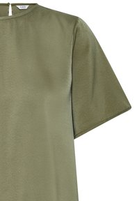 Blouse en satin vert olive à manches courtes, col rond et fermeture au dos par bouton à trou.