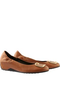 Ballerines en cuir marron avec une finition texturée, bout arrondi et accents de boucle dorée à l'avant. Semelle basse en caoutchouc noir.