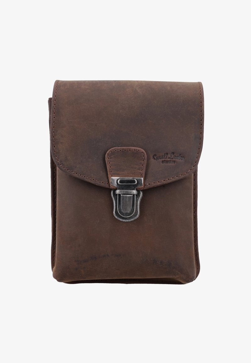 Borsa in pelle marrone con chiusura a patta e fermaglio metallico. Presenta cuciture visibili e logo del marchio impresso. Design rettangolare compatto.