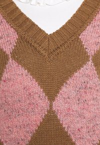 Suéter marrón de punto con escote en V. Presenta un patrón de diamantes en rosa y beige. Hilo texturizado con un sutil moteado.